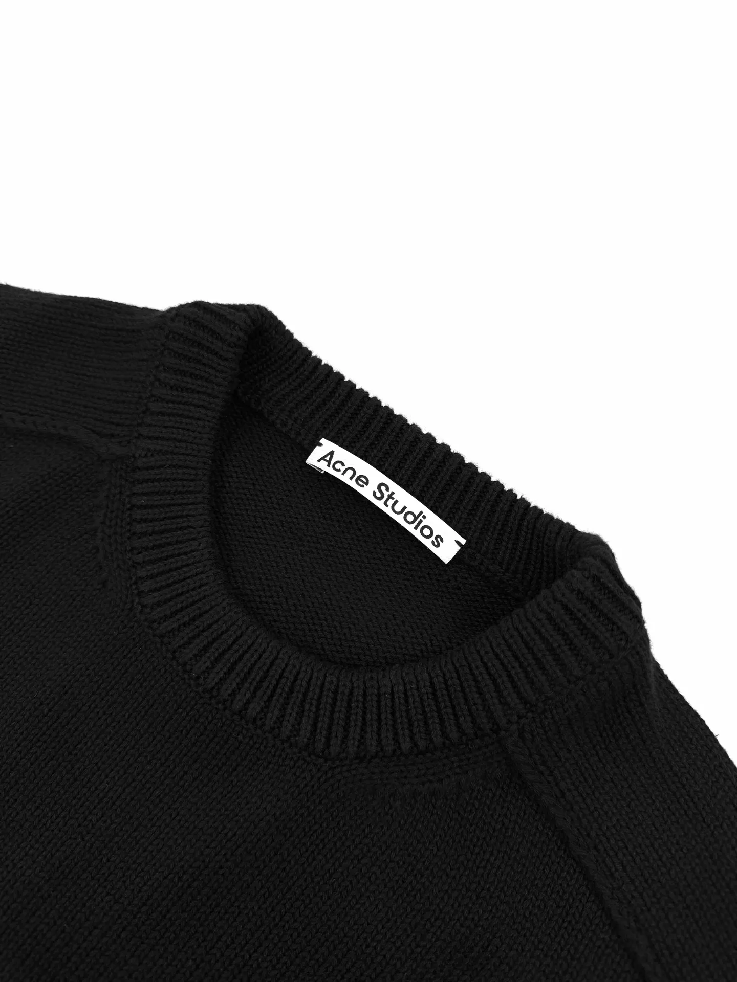 Acne Studi printed logo sweater, custom-woven plateau yak gold wool, soft and delicate, comfortable and close to the skin, Classic Black tone exudes an innate sense of luxury, warm and devouring, high-end minimalist blank design on the front panel, embellished with Acne Studios logo pattern printed on the back panel, sweeping the starting point of fashion, deep black and carbon black fibers interlaced, making simplicity more than simple. The magic of Versatile comes with advanced filters, showing a unique fashion attitude in minimalism. Process 1: using glue printing The printing is modified three times with the film screen. Use glue liquid paint to print the pattern on the fabric. Bake the fabric to fix the printed pattern. Process 2: Garment washing water softening and deodorizing process. Perform deep cleaning and deodorizing treatment on the clothing through professional washing equipment and specific detergents. Improve the feel and appearance of the clothing. Accessories: Customized 1:1 Acne trademark. Version: Loose version. Size: XS S M L. Style number: CC.